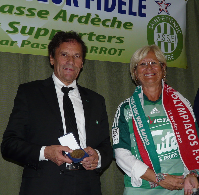 Médaille de la commune de Vogüé pour Roland et maillot dédicacé par Bergessio pour Geneviéve Laurent