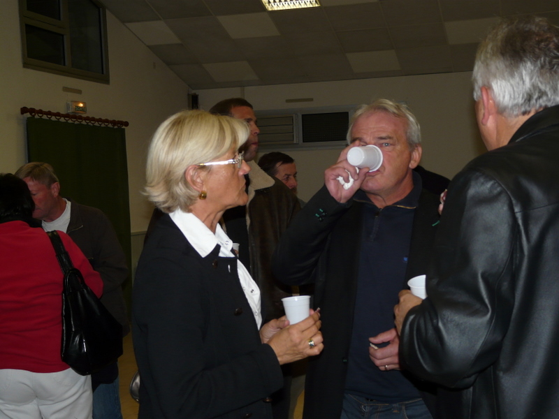Geneviève Laurent a fait deguster les vins primeurs de l\'Ardèche à Georges Béréta